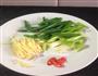牛肉炒菠萝的做法图解2