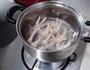 香菇鸡脚汤的做法图解3
