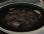 万能电饭锅版茶树菇骨头枸杞汤的做法图解2