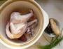 黑木耳炖鸡汤的做法图解1