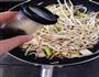 芹菜炒豆芽的做法图解5