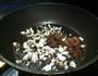 香菇肉沫炒乌冬的做法图解3