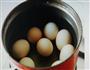 可乐卤鸡蛋的做法图解1