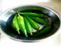秋葵炒肉片的做法图解1