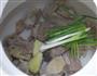 荷仙菇山药煲乳鸽的做法图解5