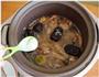 红枣花生鸡脚汤的做法图解6