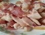 蒜苗炒咸肉的做法图解1