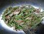 芹菜炒肉的做法图解1