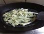 花菜炒肉片的做法图解2