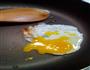 自制流黄煎蛋的做法图解1
