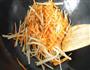 胡萝卜炒粉条的做法图解1
