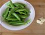 清炒甜豆的做法图解1