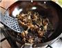 黑木耳炒黄花菜的做法图解4
