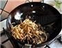 黑木耳炒黄花菜的做法图解5