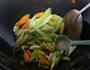 西芹炒胡萝卜的做法图解6