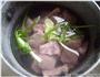 排骨瘦肉莲藕汤的做法图解1