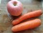 胡萝卜苹果汁的做法图解1