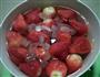 冰糖草莓炖的做法图解1