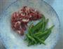 蟹味菇炒肉丝的做法图解2