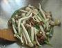蟹味菇炒肉丝的做法图解5