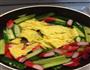 黄瓜蟹棒炒鸡蛋的做法图解5