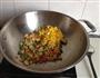 五彩红米炒饭的做法步骤7