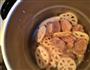 莲藕花生排骨汤的做法图解4