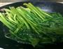 腊肉虾仁炒菠菜的做法图解1
