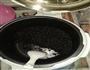 炒黑米的做法图解1
