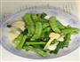 豌豆炒蒜苗的做法步骤3