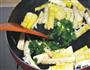 荠菜炒春笋蟹味菇的做法图解5