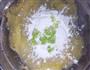 葱香纽扣土豆饼的做法图解6