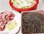 白菜猪肉炖粉条的做法图解1
