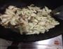 花菜炒腊肉的做法图解5