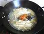 金针菇鲫鱼汤的做法图解7