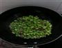 腊肉炒蚕豆的做法图解2