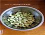 银鱼蚕豆汤的做法图解2