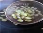 银鱼蚕豆汤的做法图解3