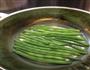 西红柿炒棒豆的做法图解1