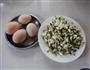 槐花炒鸡蛋的做法图解1
