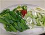 蒜苗炒肉的做法图解1
