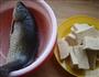 冻豆腐烧鲫鱼的做法图解2