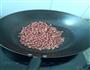 炒红粒花生的做法图解3