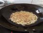 鸡蛋炒圆葱末的做法图解6