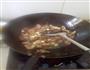 猪头肉炒胡萝卜辣椒的做法图解4