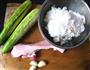 黄瓜肉炒饭的做法图解1