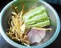 银鱼干苦瓜汤的做法图解1