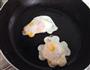 酱油卡通煎蛋的做法图解3