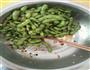 凉拌毛豆的做法图解1