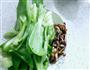 香菇炒青菜的做法图解1